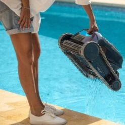 Dolphin Liberty 200 Cordless Robotic Pool Cleaner 99998100-US -Art Swimming Pool dolphin liberty 200 cordless robotic pool cleaner light